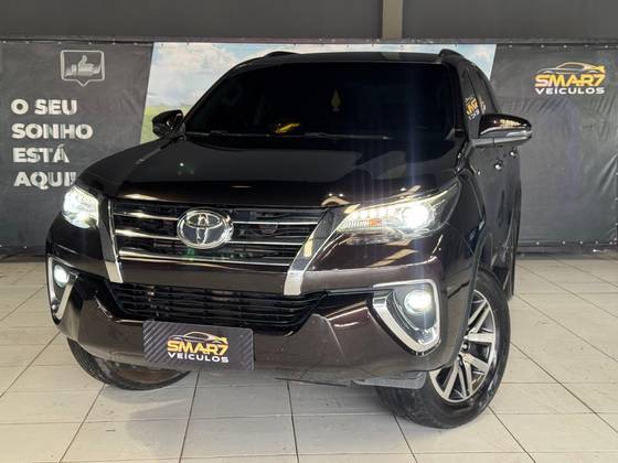 TOYOTA HILUX 2.8 SRX 4X4 CD 16V DIESEL 4P AUTOMÁTICO TOYOTA HILUX 2.8 SRX 4X4 CD 16V DIESEL 4P AUTOMÁTICO